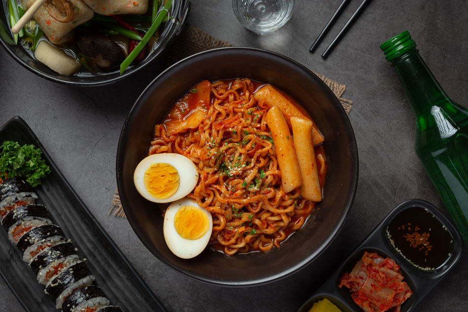 KHAS KOREA: Tteokbokki biasa disajikan dengan mi, telur dan juga kimbab