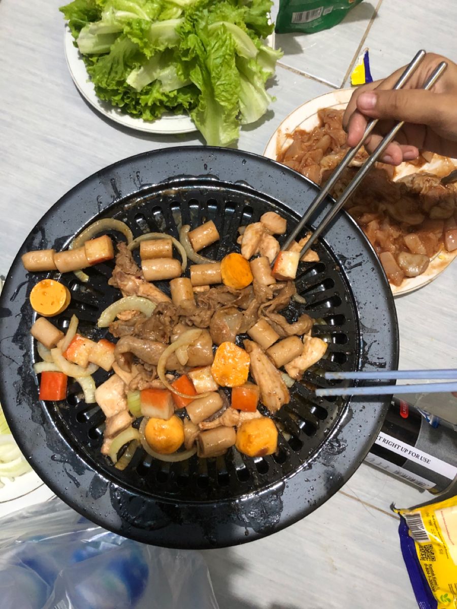NIKMAT: Grill Barbeque daging dan sosis, lengkap dengan selada