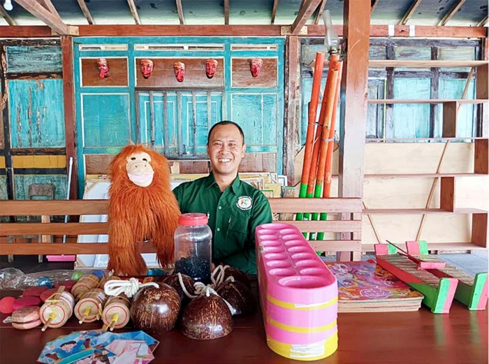 TOTALITAS: Yudi Agus Priyanto menunjukkan peralatan mendongeng seperti mainan tradisional dan boneka monyet di Sanggar Kepompong kemarin.