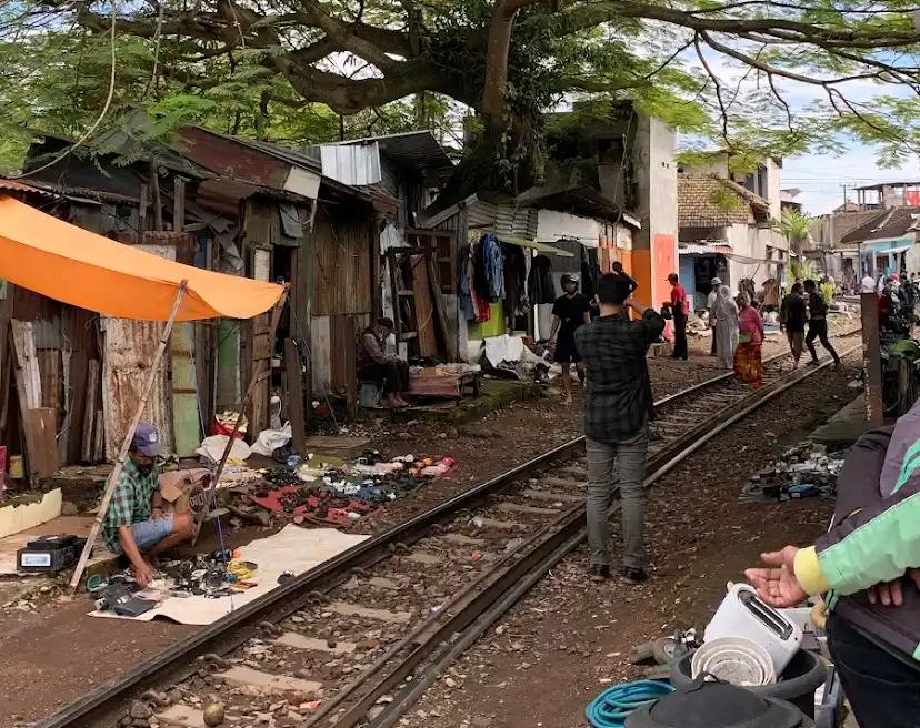 Pasar Loak Comboran Malang jadi surga bagi pemburu barang antik dan unik. Tempat ini selalu ramai dikunjungi warga dan kolektor.