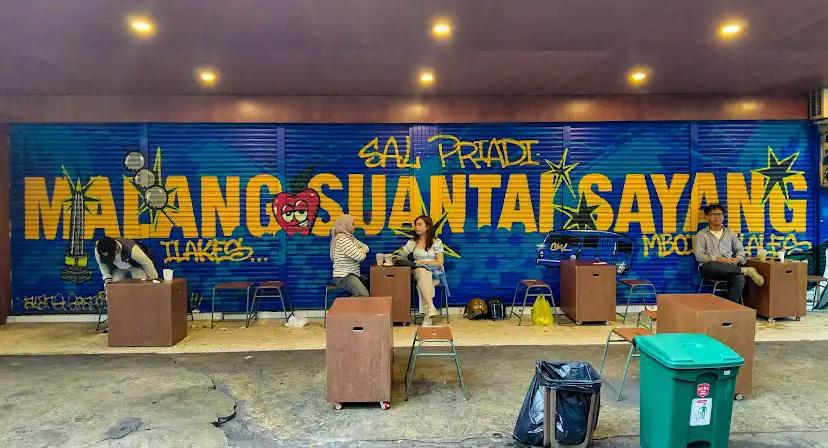 Video clip lagu Suantai Sayang menampilkan sejumlah spot kopi pagi dan tempat sarapan di Malang yang kini jadi sorotan warganet.