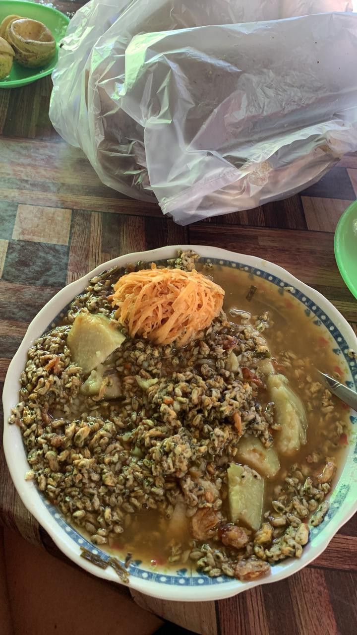 NIKMAT: Semangkuk lontong kupang hangat dengan kuah bening gurih, dipadu petis khas dan taburan bawang goreng, menghadirkan cita rasa khas pesisir yang menggugah selera.
