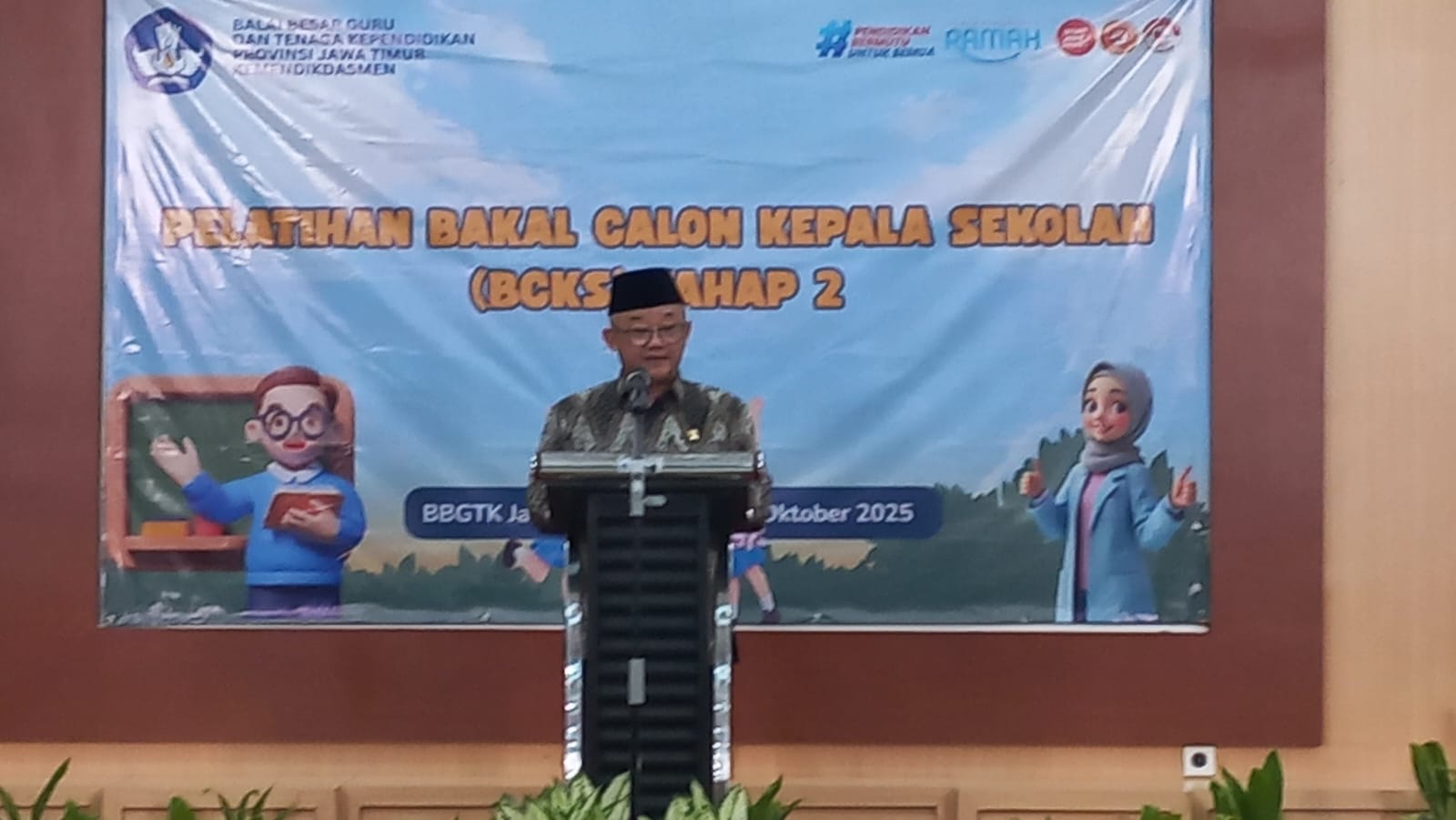 BERI WEJANGAN: Menteri Pendidikan Dasar dan Menengah Abdul Mu&rsquo;ti  saat memberi sambutan dalam acara pelatihan calon kepala sekolah di BBGTK Jawa Timur, Kamis (9/10).