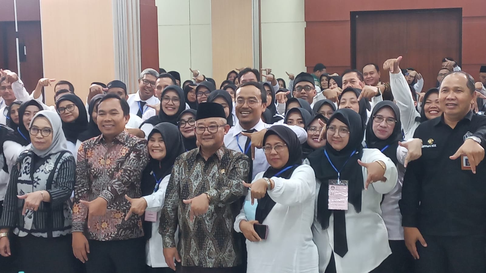 JADI IDOLA: Para peserta pelatihan calon kepala sekolah foto bersama dengan Mendikdasmen Abdul Mu