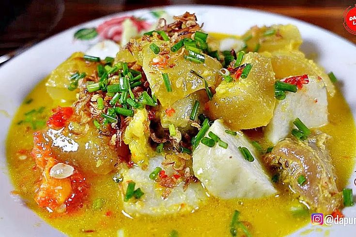 NIKMAT: Semangkuk lontong kikil hangat dengan kuah gurih dan aroma rempah yang menggoda, perpaduan sempurna antara lembutnya lontong dan empuknya kikil yang bikin nagih.