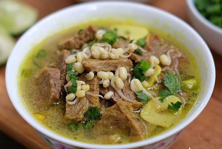 SEDAP: Semangkuk soto daging hangat dengan potongan daging empuk dan kuah gurih beraroma rempah, cocok dinikmati kapan saja untuk menghangatkan badan.