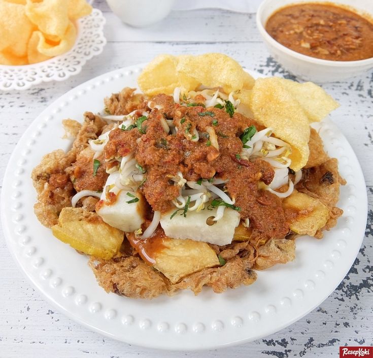 ENAK: Perpaduan sayuran, tahu, dan saos kacang yang mantap.