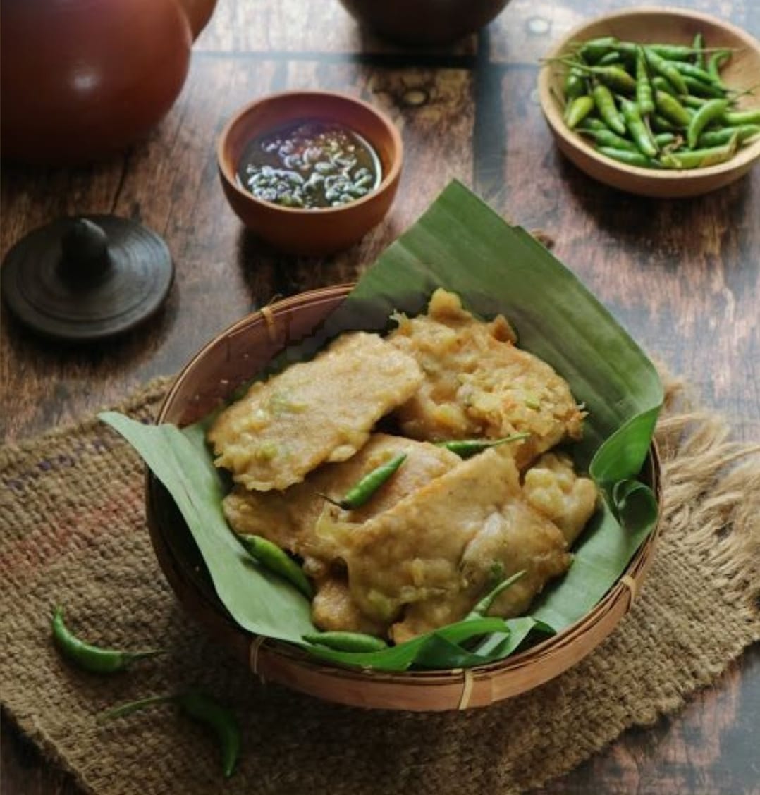 MENDOAN: Tempe Mendoan, salah satu hidangan tradisional Indonesia berbahan dasar tempe yang dibalur tepumg dan digoreng&nbsp;setengah&nbsp;matang