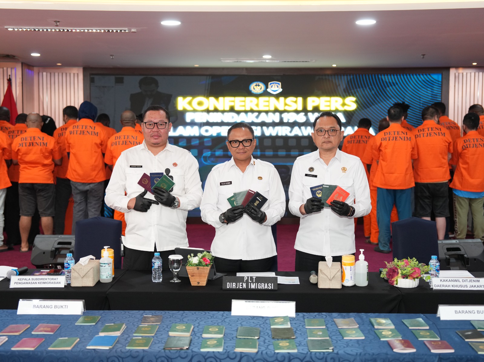 MELANGGAR: Ditjen Imigrasi menunjukkan barang bukti yang diamakan dari sejumlah WNA yang terjaring Operasi Wirawaspada.