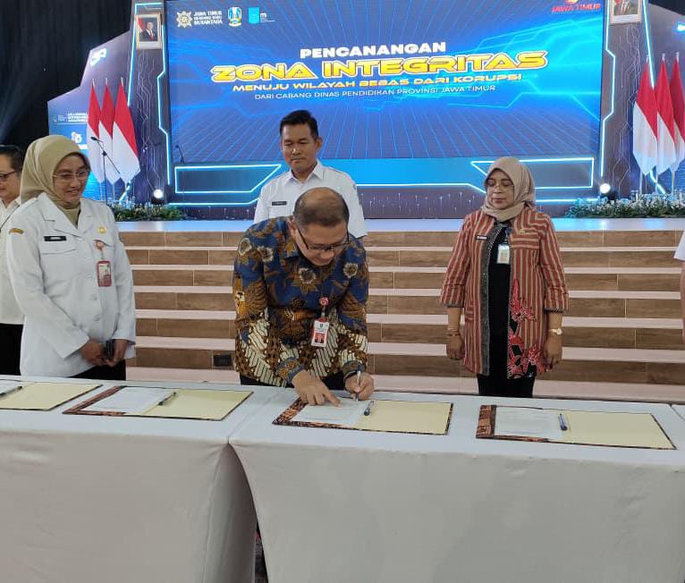KOMITMEN BERSAMA: Penandatanganan Zona Integritas oleh seluruh Cabang Dinas Pendidikan se-Jawa Timur, kemarin (8/10).