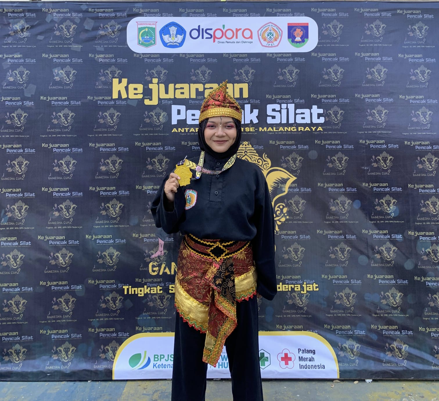 TERBAIK: Sury Jaming Ardi Rahayu yang meraih Juara 1 Tunggal Wajib IPSI Putri.