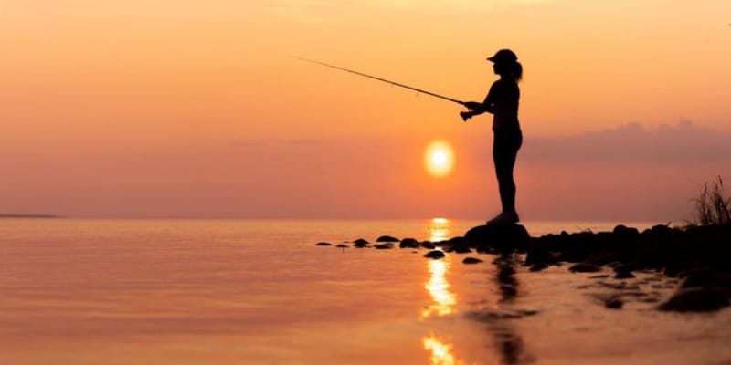 MEMANCING: Kegiatan yang sedang marak dilakukan banyak orang karena ketika mendapat ikan bisa menjadi kesenangan serta kebanggaan tersendiri.