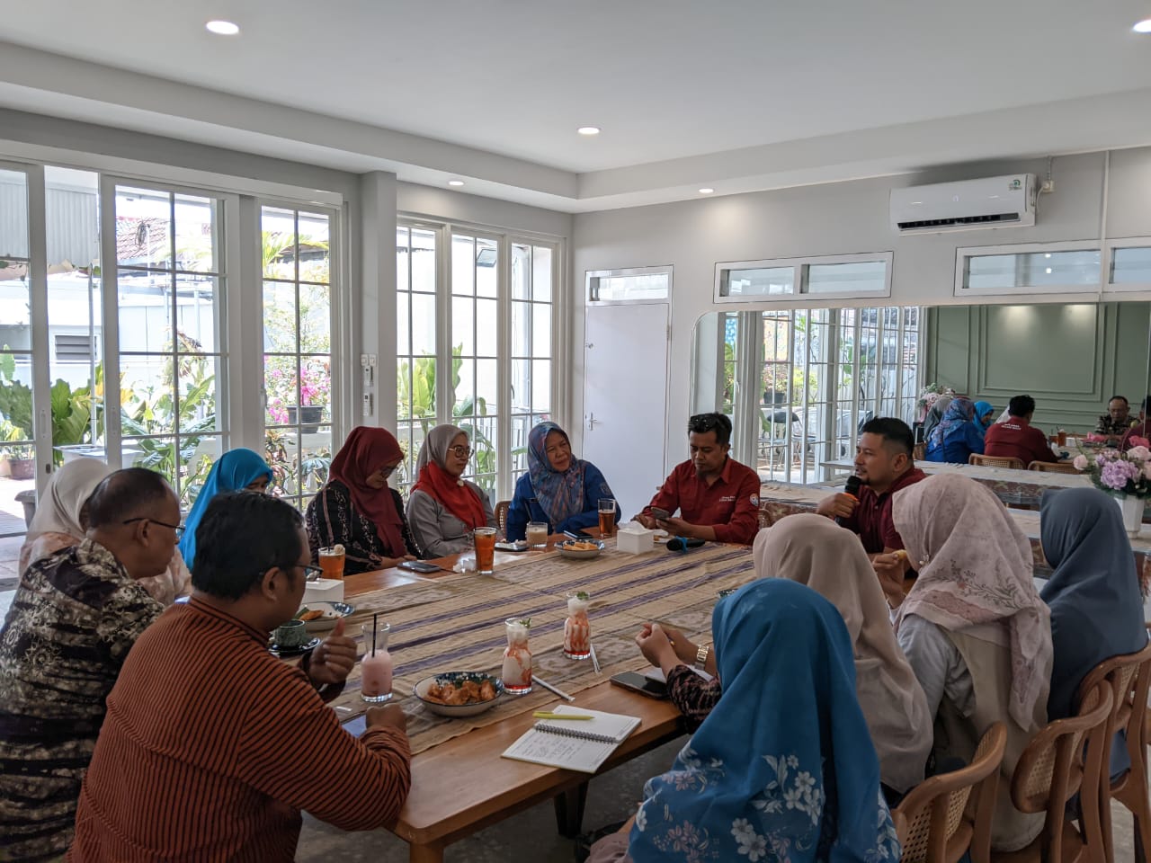 FOKUS: Kebersamaan Perwakilan Disdikbud Kota Malang Kasi Kurikulum dan Penilaian Pudjianik SP MPd bersama PKG 5 Kecamatan dan Jawa Pos Radar Malang saat launching lomba Mozaik Mom & Kids 2025, (9/10).