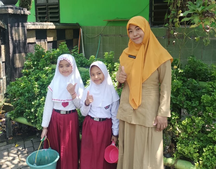Artikel ini ditulis oleh Betalia Lucky Widyawati, S.Pd.SD, Guru Kelas 4 SDN Buring