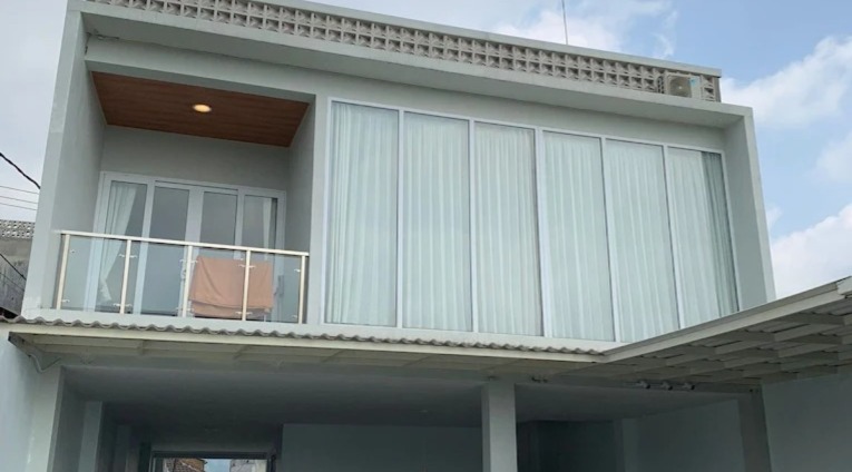 MODERN: Desain bangunannya memadukan unsur modern dan alami, menciptakan suasana hangat dengan sentuhan khas pedesaan yang elegan.