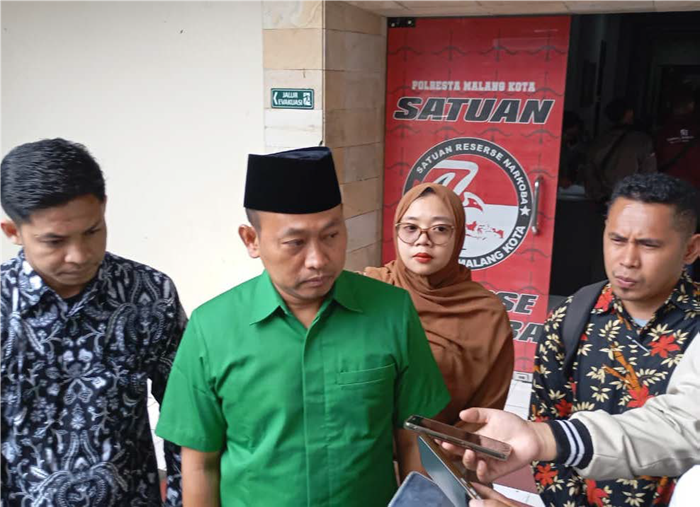 TAMBAH LAPORAN: Sahara (dua dari kanan) didampingi kuasa hukumnya menjawab pertanyaan awak media di Mapolresta Malang Kota kemarin.