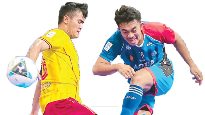 BURU KEMENANGAN: Pemain Unggul FC Malang Stefanus Joan (kanan) melepaskan tendangan dalam laga PFL pekan pertama di GOR Indoor Manahan, Solo, beberapa waktu lalu.