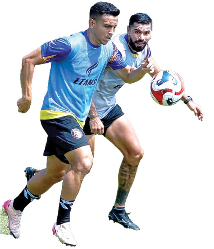 MODAL POSITIF: Valdeci Moreira (kiri) berusaha melepaskan tendangan dalam sesi latihan Arema FC di ARG Soccer Field, Lawang.