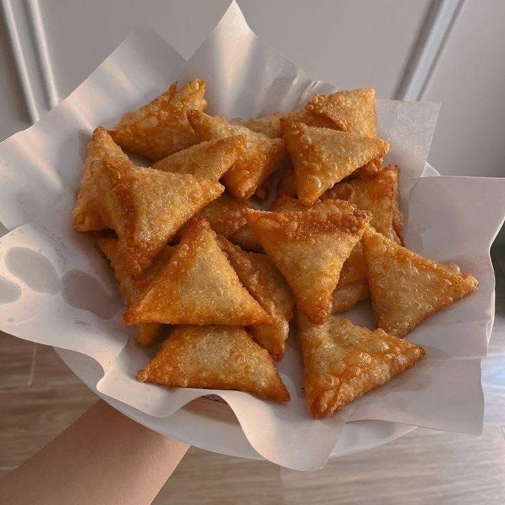 GURIH: Samosa gurih berisi kentang berbumbu dan rempah khas India, dibalut kulit renyah keemasan yang nikmat disantap selagi hangat.