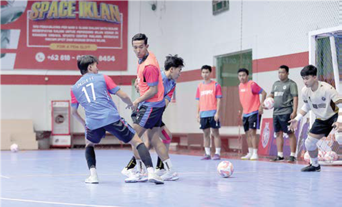 ASAH KEMAMPUAN: Kapten Unggul FC Malang Ikhsani Fajar (tengah) dikawal ketat Ahmad Khoiron dan Vicky Irawan dalam sesi latihan di Unggul Sports Center.