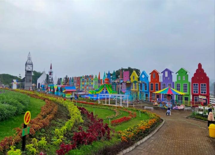 ESTETIK: Flora Wisata San Terra, spot quick escape hits di Malang yang bikin weekend kamu lebih berkesan