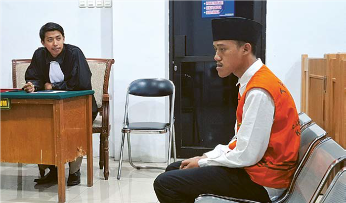 POSITIF NARKOBA: Nico Saputra, 22, warga Kelurahan Tanjungrejo, Kecamatan Sukun, Kota Malang divonis PN Kepanjen, Selasa lalu (7/10).