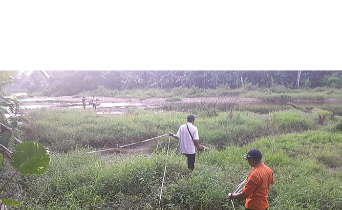 TITIK KETIGA: Personel BPBD Kabupaten Malang melakukan survei di aliran Sungai Kemudinan, di Desa Sidoasri, Kecamatan Sumbermanjing Wetan, Selasa lalu (7/10).