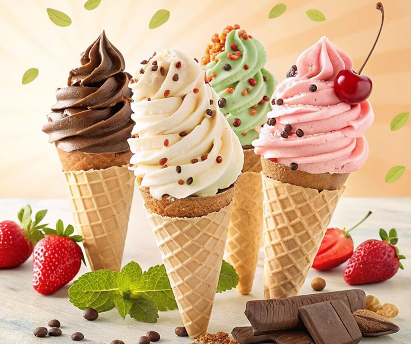 DINGIN MANIS: Ice cream cone berbagai varian rasa dan topping