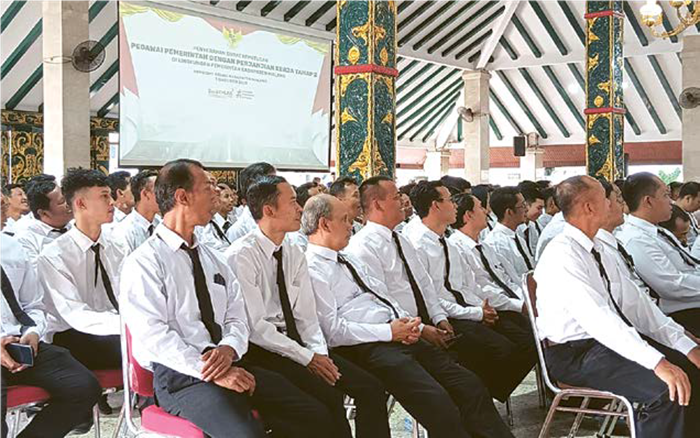 BERTAHAP: Penyerahan SK PPPK tahap II dilakukan di Pendapa Agung Kabupaten Malang, 1 Oktober lalu. Ke depan masih ada jadwal pelantikan PPPK Paro Waktu.