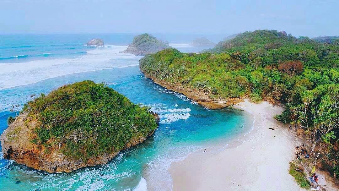 CANTIK: Pantai Kedung Celeng yang menghadirkan pemandangan laut yang menawan dengan ombak yang lembut dan pasir pantai berwarna cokelat keemasan.
