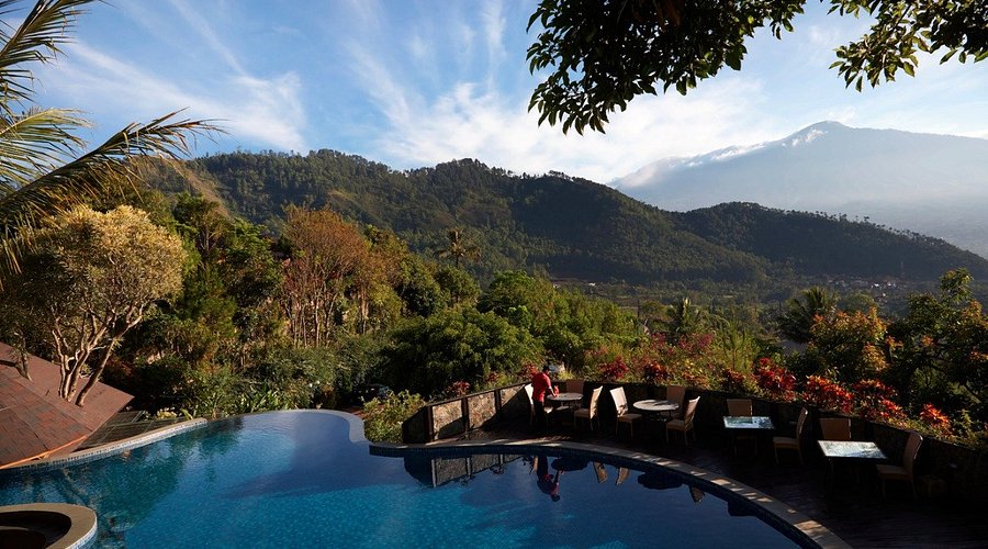 PEMANDANGAN: Tiga tempat kuliner di Batu yang menyajikan kombinasi keren antara pemandangan alam dan makanan lezat.