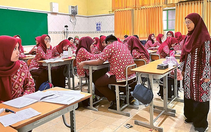 SIAPKAN DIRI: Guru SMAN 4 Malang memberikan tugas kepada siswa untuk membuat kelompok belajar kemarin.