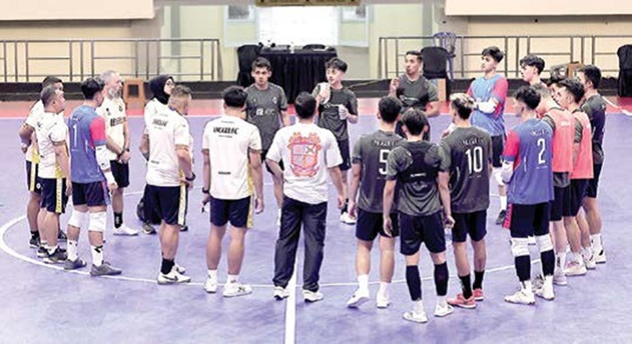 HARUS BERHATI-HATI: Para pemain Unggul FC mendengarkan instruksi dari tim pelatih dalam sesi latihan di GOR Indoor Manahan Solo, beberapa waktu lalu.