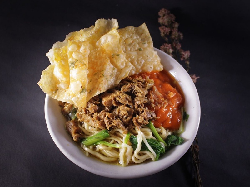 LEZAT: Mi ayam lengkap dengan kerupuk, sambal, dan sayur