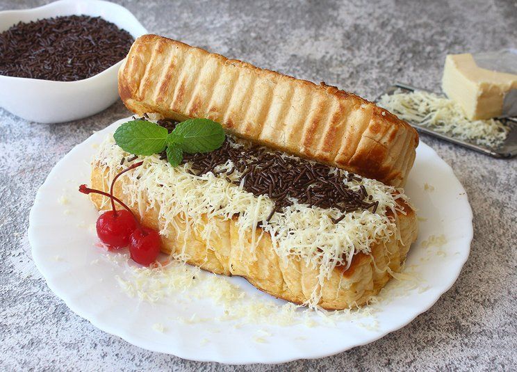 LEZAT: Roti Bakar manis dengan topping cokelat dan keju