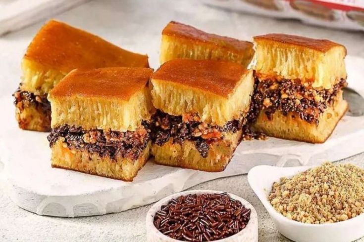 LEZAT: Terang bulan manis dengan topping cokelat dan kacang