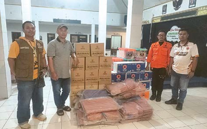 MAYORITA S PAKET SEMBAKO: Penyaluran paket bantuan kepada korban angin kencang di Kecamatan Karangploso dilakukan Rabu sore (8/10).