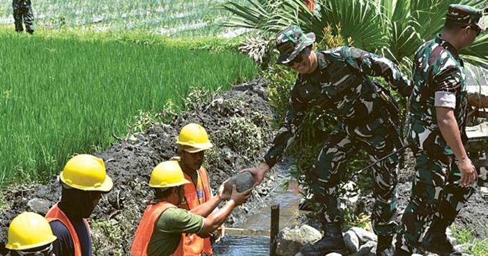 PROGRAM TMMD: Pembangunan drainase di Desa Lebakharjo, Kecamatan Ampelgading dimulai personel Kodim 0818/ Malang-Batu sejak Rabu lalu (8/10).