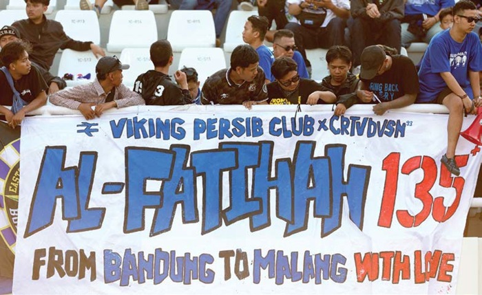 SUPORTER AWAY: Pendukung Persib Bandung menunjukkan sikap respect kepada para korban tragedi Kanjuruhan dalam laga BRI Super League pekan ke-6.