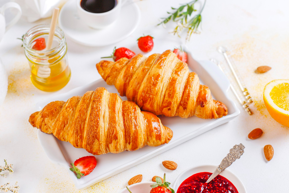 NIKMATl: enaknya makan croissant berbagai varian rasa.