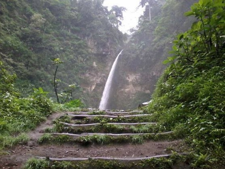 INDAH: Coban Pelangi memukau dengan air terjunnya yang tinggi dan fenomena pelangi alami yang muncul di antara percikan air, menciptakan pemandangan indah khas pegunungan Malang.