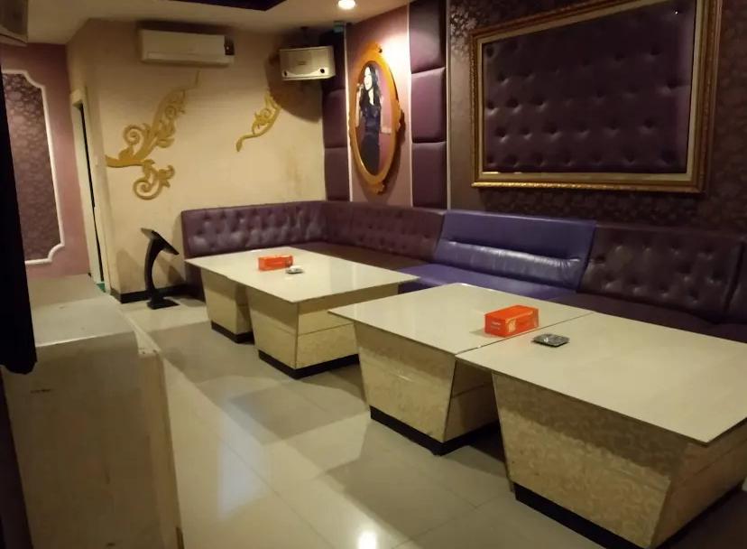 Ingin melepas penat dengan bernyanyi? Ini tujuh tempat karaoke populer di Malang yang cocok untuk semua kalangan.