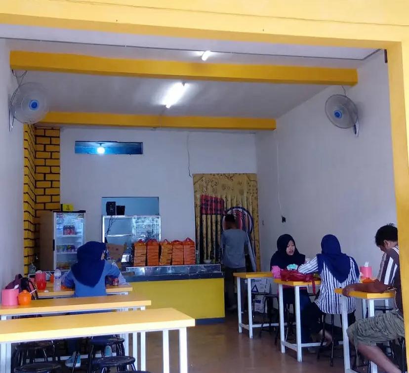 Dekat Gerbang UM Jalan Surabaya Malang, ada tiga tempat makan murah meriah dengan cita rasa juara dan harga ramah di kantong mahasiswa.