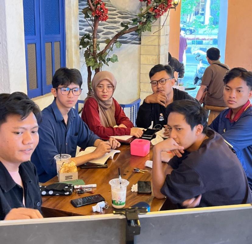 Tiga kafe di kawasan Soekarno Hatta Malang ini menawarkan pengalaman unik. Pengunjung bisa belajar, melukis, hingga ngebatik sambil menikmati suasana santai.