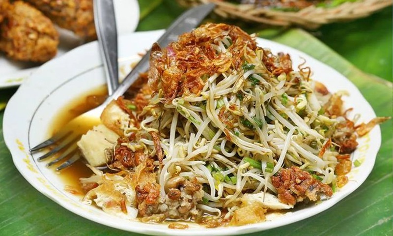 Ilustrasi lontong balap khas Surabaya