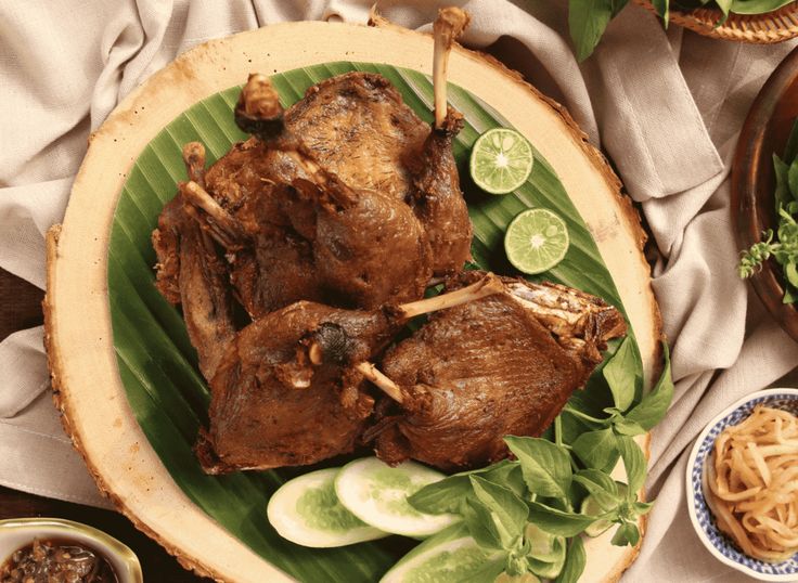 SEDAP: Bebek goreng dengan kulit renyah dan daging empuk, disajikan bersama sambal pedas dan nasi hangat, menghadirkan cita rasa gurih yang sulit dilupakan.