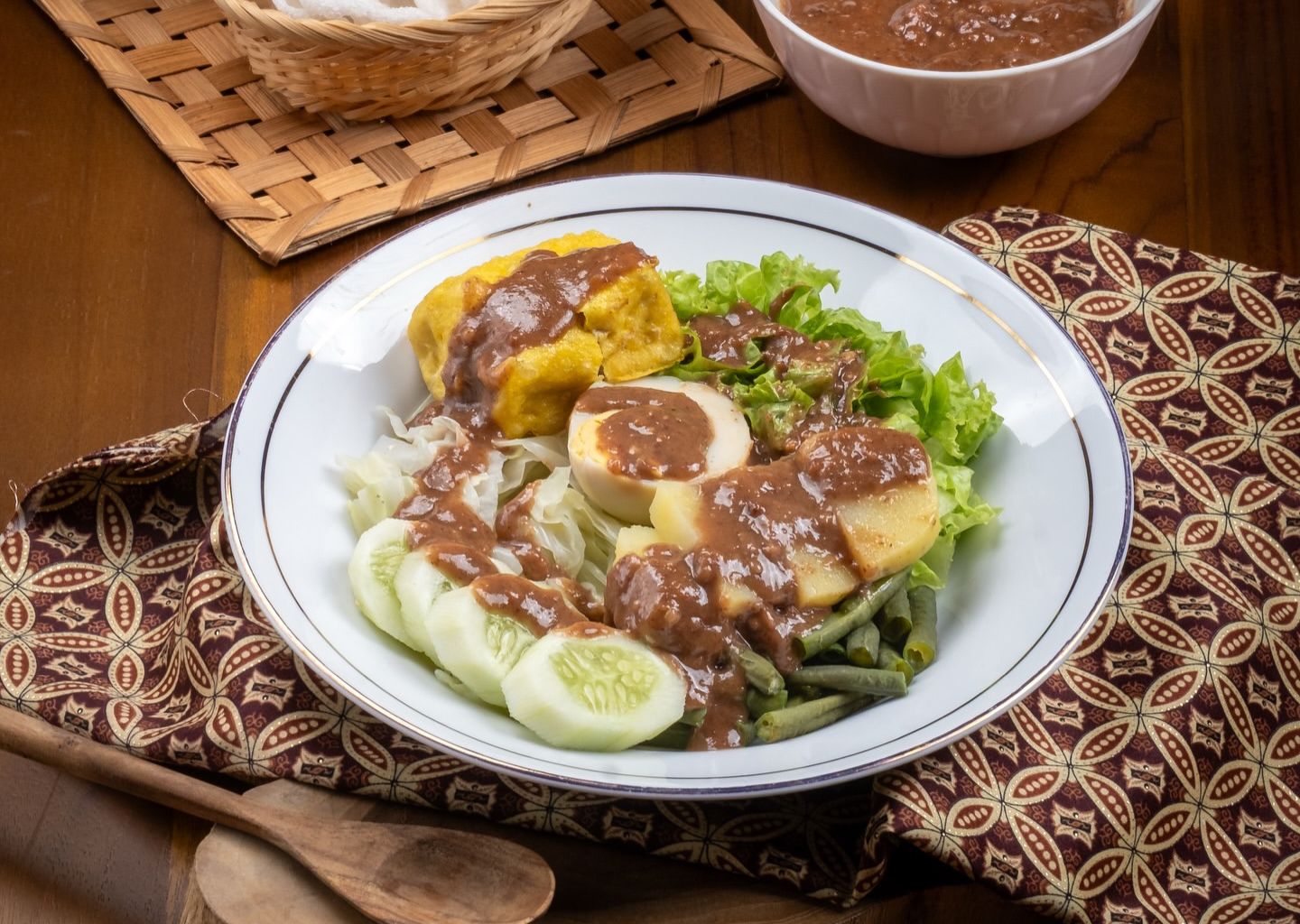 MENGGUGAH SELERA: Gado gado, makanan sehat yang wajib dicoba.