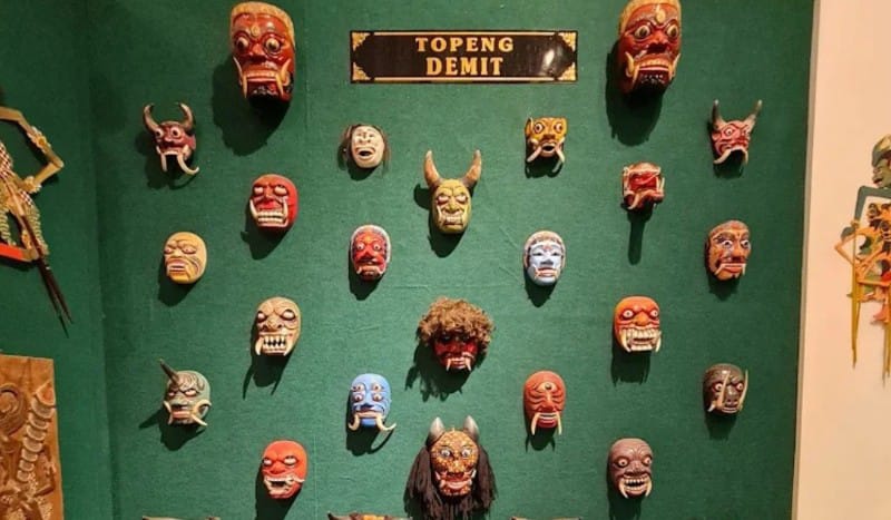 TOPENG: Salah satu warisan budaya yang menjadi ciri khas Kota Malang!
