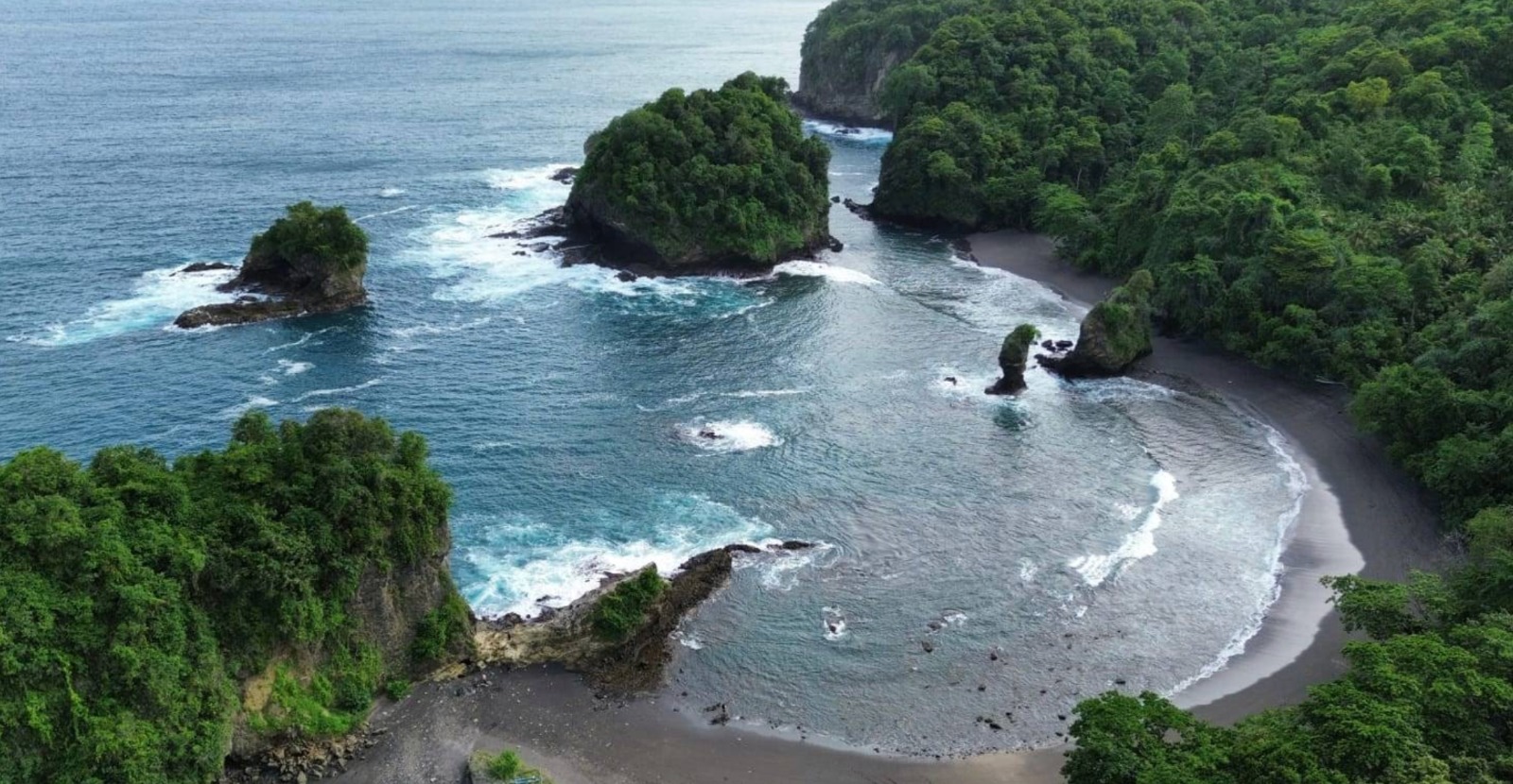 EKSPLORASI: Pantai Licin, pantai yang dikenal dengan julukan &ldquo;mutiara hitam&rdquo; karena keindahan pasirnya yang berwarna gelap berkilau.