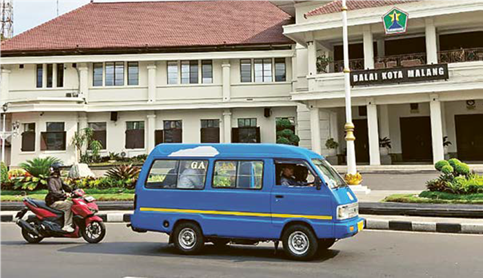 PERLU FEEDER: Sebagian angkot yang beroperasi di Kota Malang akan terdampak Bus Trans Jatim. Mereka harus dicarikan solusi agar tetap bisa menafkahi keluarga